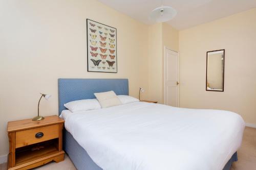 A bed or beds in a room at Veeve - Orchid Place 