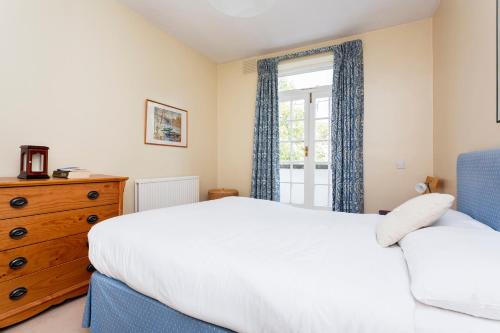 A bed or beds in a room at Veeve - Orchid Place 