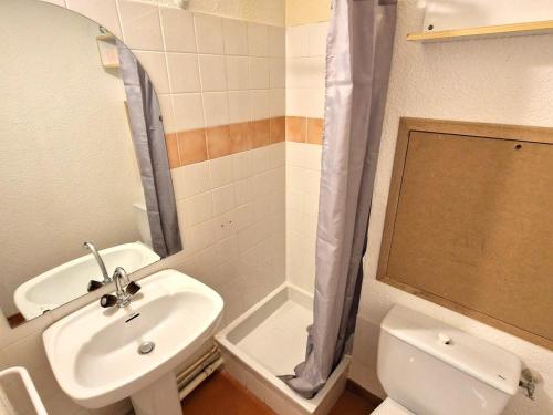 une salle de bain avec un lavabo, des toilettes et une douche dans l'établissement Charmant studio pour 2-3 pers avec balcon à Valfréjus - FR-1-265-236, à Valfréjus