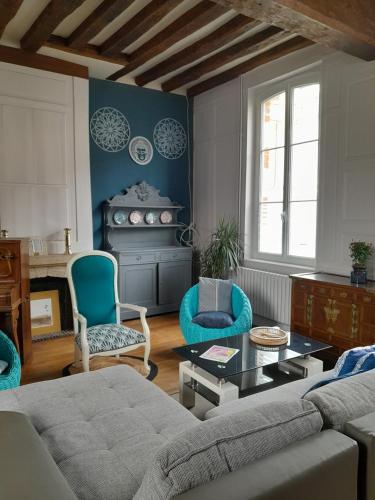 a living room with a couch and two chairs at LA Coloc in Gournay-en-Bray