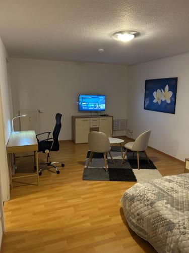 a bedroom with a bed and a desk and a tv at Schöne Wohnung für Tagesgäste, Studenten oder Handwerker, Chemnitz Gablenz, ÖPNV direkt vor der Tür, Internet & TV inkl in Chemnitz