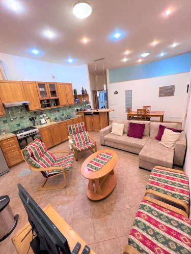 Jasmin apt with balcony at Republic Square & Ruben tours