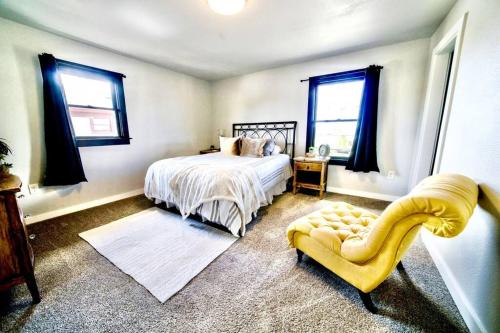 Postel nebo postele na pokoji v ubytování Vintage Modern Beauty Downtown