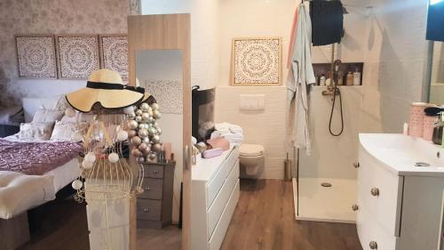 - une chambre avec un lit, des toilettes et un lavabo dans l'établissement Villa spacieuse Albitreccia - 5 pièces 8 personnes - Villa 5 Pièces 8 personnes MAE-2711, à Zonza