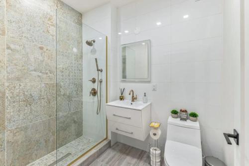 Ένα μπάνιο στο Studio w Charming Juliet Balcony in Upper East