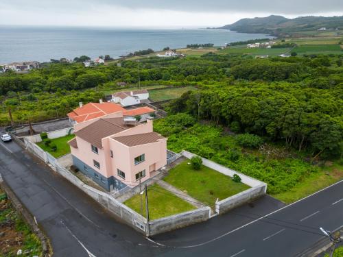 an aerial view of a house with the ocean in the background at Vila Canada das Vinhas in Porto Martins