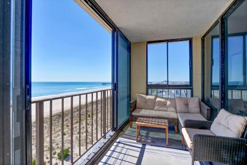 uma sala de estar com vista para a praia em The Islander - 6F by Sea Scape Properties em Wrightsville Beach