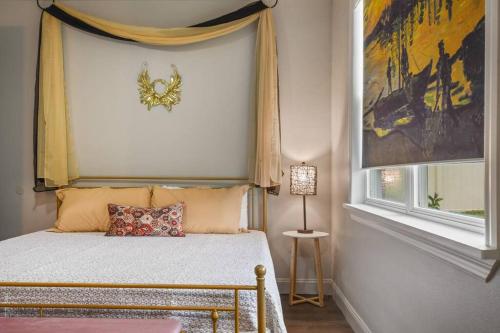 Postel nebo postele na pokoji v ubytování 2 King En Suite Fenced Yard Pet Friendly