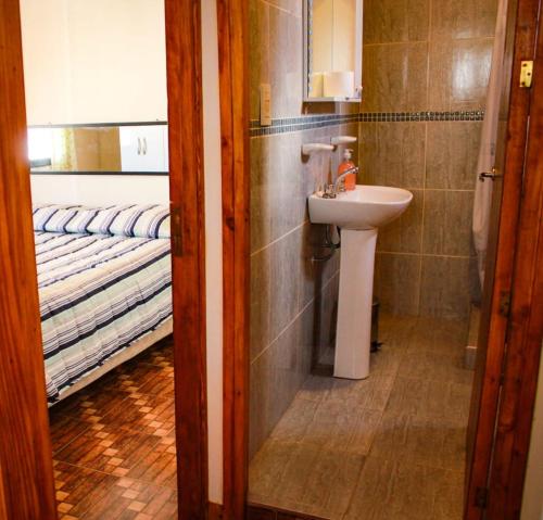 un baño con lavabo y bañera en Dulce Hogar, en Mendoza