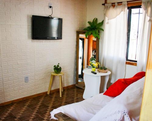 Una sala de estar con un televisor en la pared. en Dulce Hogar, en Mendoza