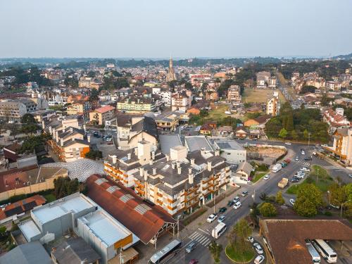an overhead view of a city with a street at Campos de Canela 1 dorm na Rua Coberta by Achei in Canela