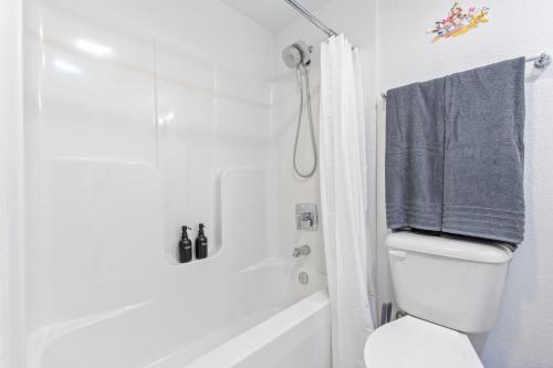 Koupelna v ubytování 15 Mins from Disney World l Theme Room l Pool