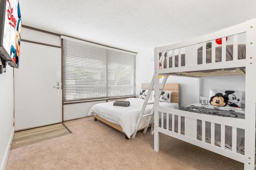Postel nebo postele na pokoji v ubytování 15 Mins from Disney World l Theme Room l Pool