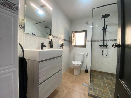 Ένα μπάνιο στο The Courtyard Studio Apartments