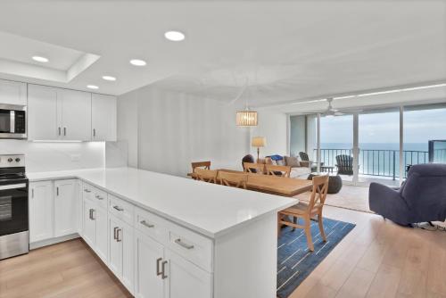 Kuchyň nebo kuchyňský kout v ubytování The Islander - 9B by Sea Scape Properties
