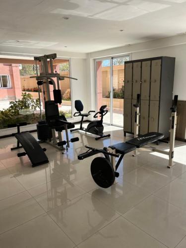 een fitnessruimte met verschillende loopbanden en machines in een kamer bij Carriles Inn in Mendoza