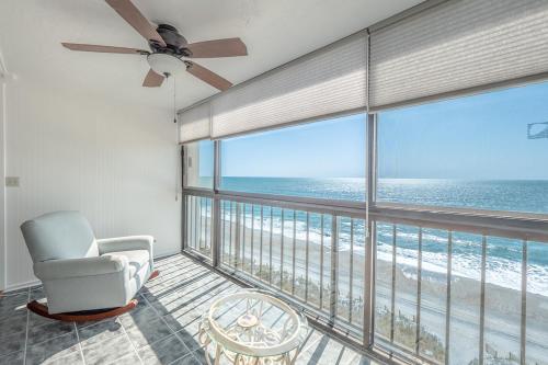 uma sala de estar com vista para o oceano em The Islander - 9F by Sea Scape Properties em Wrightsville Beach