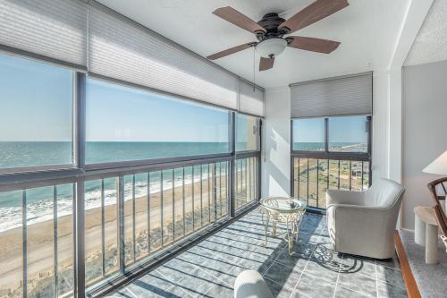 uma sala de estar com vista para o oceano em The Islander - 9F by Sea Scape Properties em Wrightsville Beach