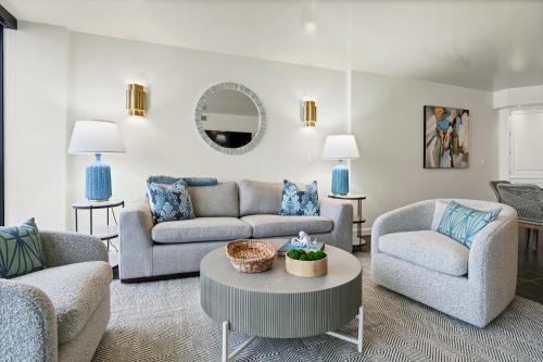 Posezení v ubytování The Islander - 7C by Sea Scape Properties