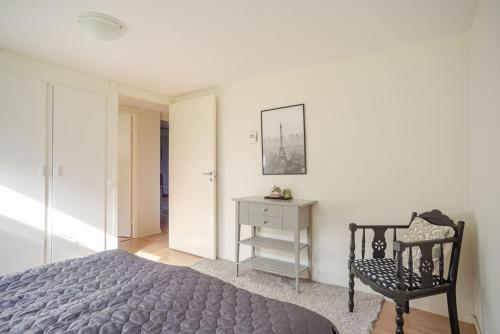 Ένα ή περισσότερα κρεβάτια σε δωμάτιο στο Modern apartment in a quiet neighbourhood