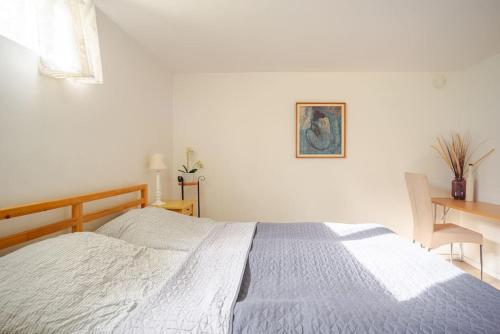 Ένα ή περισσότερα κρεβάτια σε δωμάτιο στο Modern apartment in a quiet neighbourhood