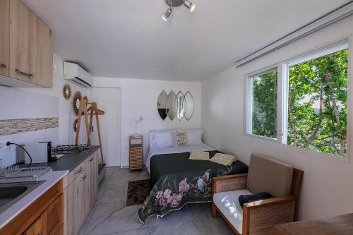 a small kitchen with a bed and a window at Maison des Brin - Lorient Camaruche in Quartier de Lorient
