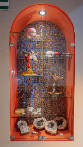 a glass display case with rocks and figurines in it at Hotel Quirasco in Xalapa