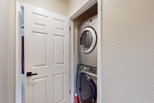 a laundry room with two washing machines and a door at Canyon Mesa Retreat in Sedona
