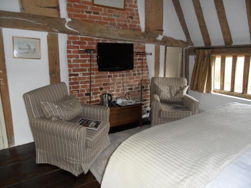 A television and/or entertainment center at Holly Tree House Bed & Breakfast 