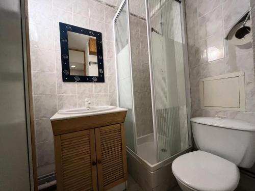 une salle de bain avec toilettes, douche et lavabo dans l'établissement Résidence Saint Jacques B - 3 Pièces pour 8 Personnes 48, à Mâcot La Plagne