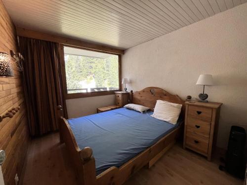 une chambre avec un lit et une fenêtre dans l'établissement Résidence Saint Jacques B - 3 Pièces pour 7 Personnes 51, à Mâcot La Plagne