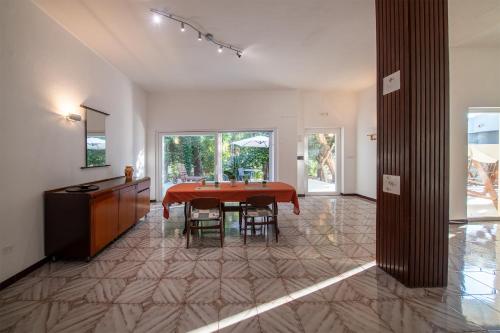 Un comedor con una mesa y sillas rojas. en Villa Eucalipti sul mare, en Bari