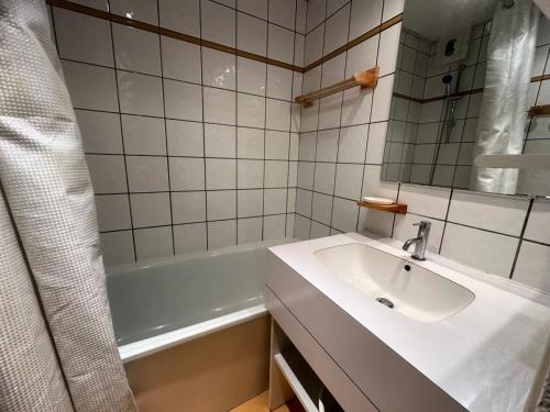 une salle de bain avec un lavabo et une baignoire dans l'établissement Residence 3000 - Studio pour 4 Personnes 16, à Mâcot La Plagne