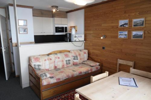 un salon avec un canapé et une table dans l'établissement Résidence Comete - 2 Pièces pour 5 Personnes 63, à Mâcot La Plagne