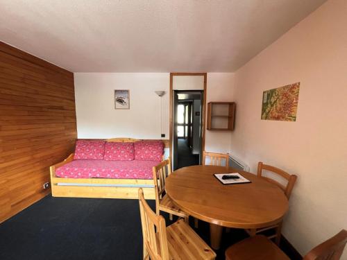 Cette petite chambre comprend un canapé et une table. dans l'établissement Résidence Saint Jacques B - 2 Pièces pour 5 Personnes 71, à Mâcot La Plagne