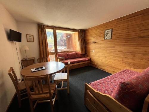 une pièce avec une table et un lit et une table et des chaises dans l'établissement Résidence Saint Jacques B - 2 Pièces pour 5 Personnes 71, à Mâcot La Plagne