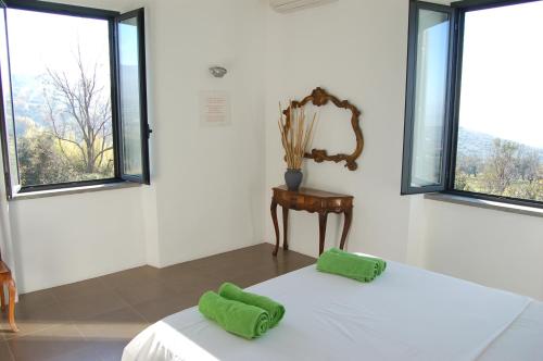 um quarto com uma cama com duas almofadas verdes em Sul Colle em Moricone
