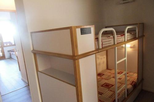 - un petit lit superposé dans une petite chambre dans l'établissement Résidence Licorne - Studio pour 4 Personnes 99, à Mâcot La Plagne