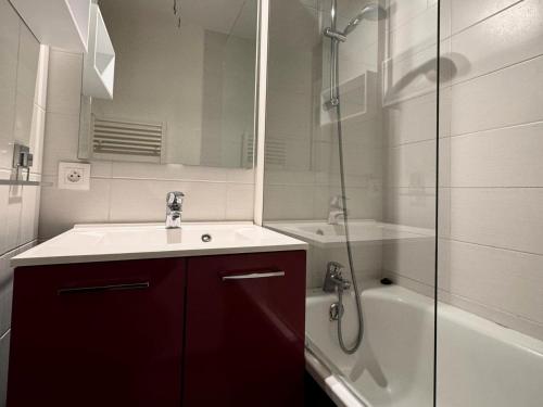 une salle de bain avec un lavabo, une douche et une baignoire dans l'établissement Résidence Beryl - Studio pour 5 Personnes 23, à Mâcot La Plagne