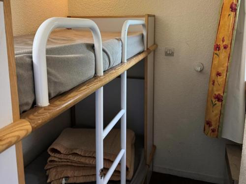 Ce lit superposé se trouve dans un dortoir doté de serviettes. dans l'établissement Résidence Andromede - Studio pour 4 Personnes 35, à Mâcot La Plagne