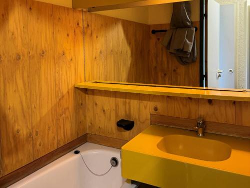 une salle de bain avec une baignoire, un lavabo et un miroir dans l'établissement Résidence Andromede - Studio pour 4 Personnes 35, à Mâcot La Plagne
