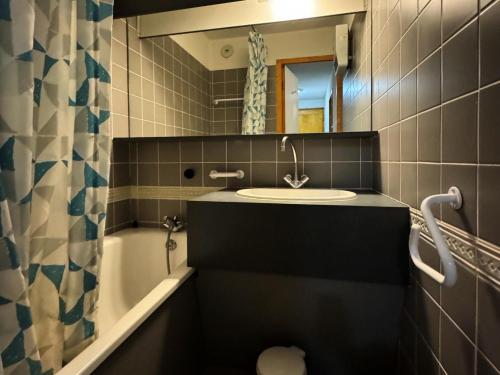une salle de bain avec un lavabo et une baignoire dans l'établissement Résidence Carene - 2 Pièces pour 5 Personnes 24, à Mâcot La Plagne