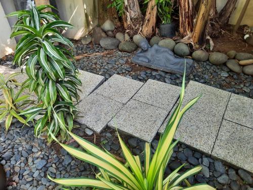 Un jardín fuera de Jolie maisonnette, piscine, jacuzzi