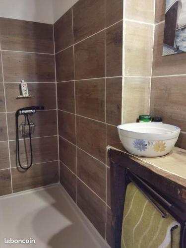 une salle de bain avec un lavabo et une baignoire dans l'établissement Centre ville plage à 1500m gare à 500m, à Fécamp