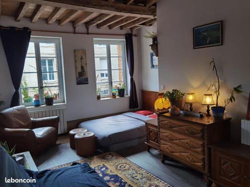 une chambre avec un lit, un bureau et une fenêtre dans l'établissement Centre ville plage à 1500m gare à 500m, à Fécamp