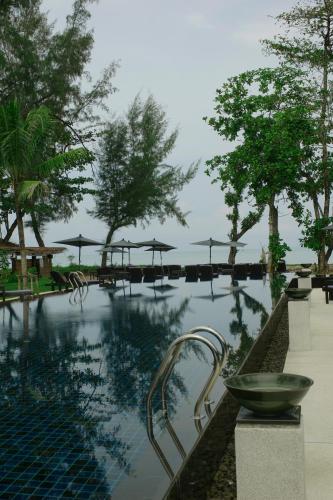 Bangsak Village - Adults Only - SHA Extra Plusの敷地内または近くにあるプール
