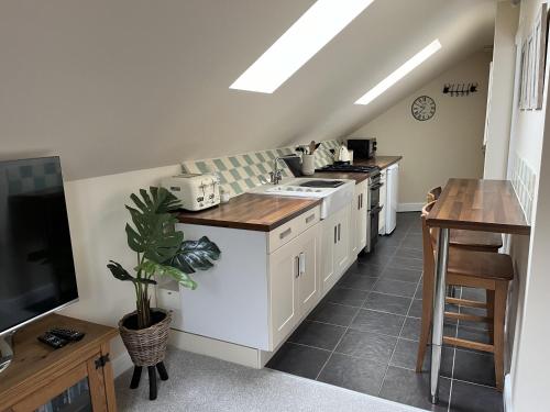 Dapur atau dapur kecil di Cosy Village Apartment in Nottingham with parking
