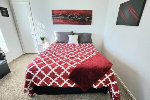 Ένα ή περισσότερα κρεβάτια σε δωμάτιο στο Comfortable Queen Bedroom with workspace