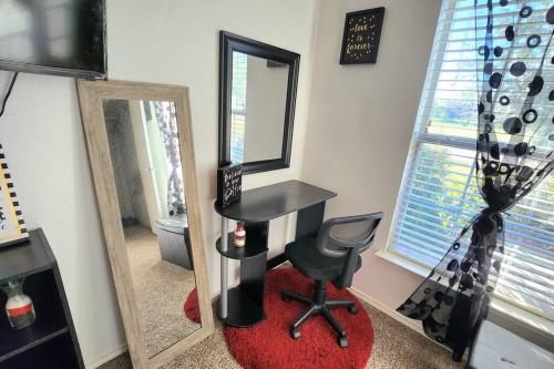 Φωτογραφία από το άλμπουμ του Comfortable Queen Bedroom with workspace σε Lancaster