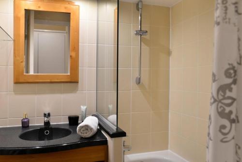 une salle de bain avec un lavabo et une douche dans l'établissement Résidence Licorne - 2 Pièces pour 5 Personnes 534, à Mâcot La Plagne